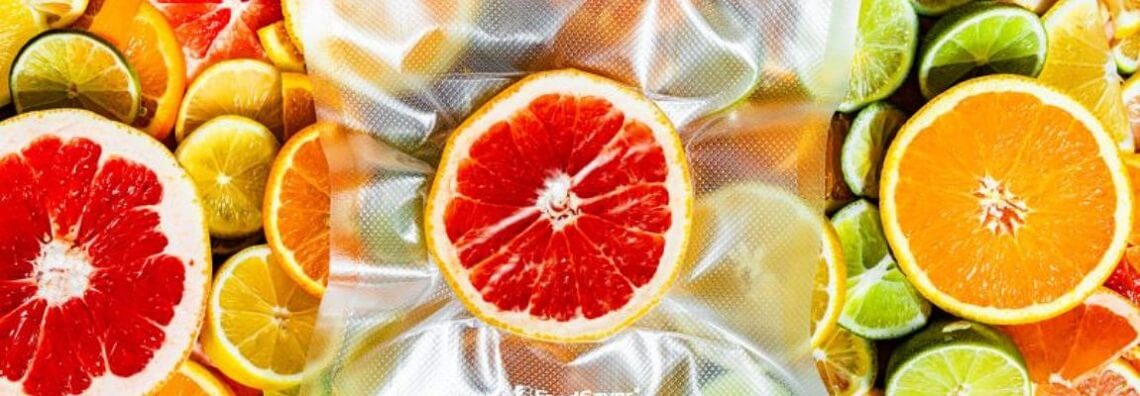 Suszone owoce, jagody, brzoskwinie, jabłka, owoce cytrusowe, banany i melony to przykładowe owoce, które można pakować próżniowo przy użyciu zgrzewarek FoodSaver