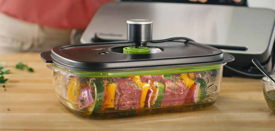 Próżniowy pojemnik FoodSaver z gotowymi szaszłykami w środku, zachowującymi świeżość i aromat