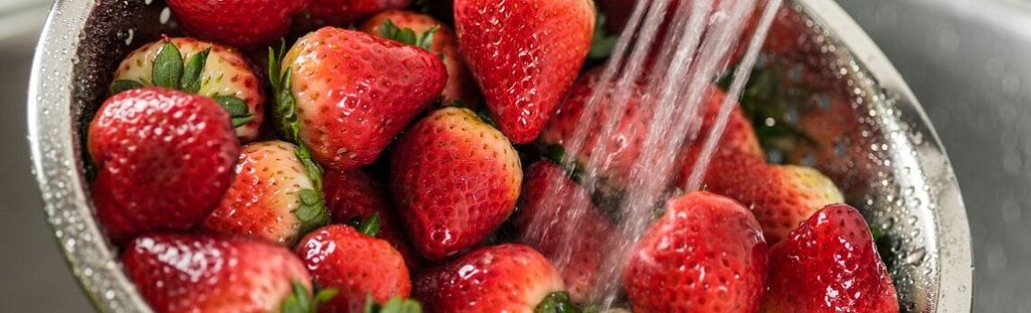 Aby skutecznie i dokładnie umyć owoce, możesz użyć roztworu z sody oczyszczonej lub klasycznie umyć owoce wodą