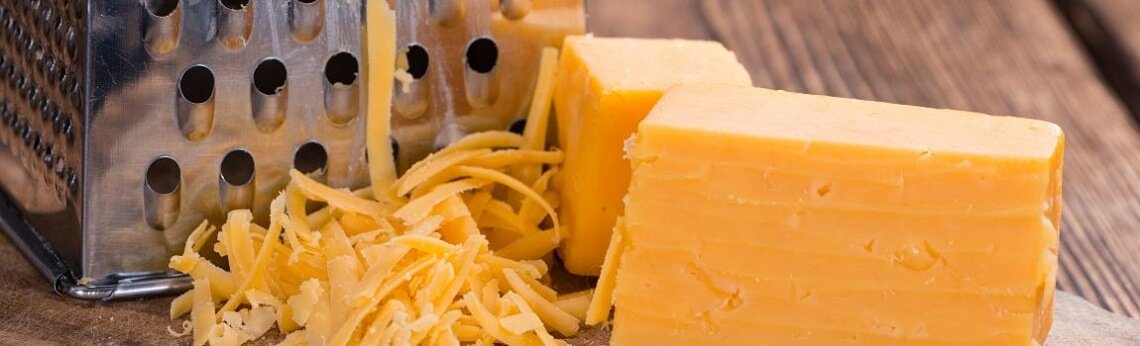 Pakowanie próżniowe to skuteczny sposób na zachowanie jakości sera cheddar, znacznie spowalniający proces utleniania i wzrostu bakterii. Skorzystaj z urządzeń do pakowania próżniowego FoodSaver