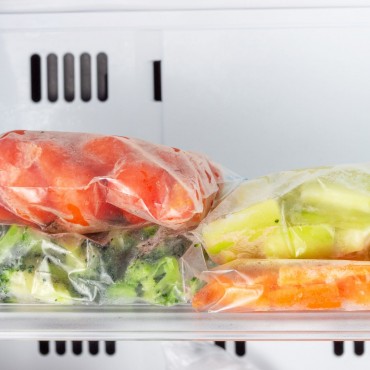 Co zamrażać, a co tylko przechowywać? Poradnik dla fanów less waste