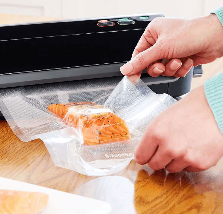 Zgrzewarka próżniowa Foodsaver wraz z zapakowanym próżniowo łososiem