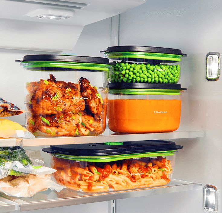 Pojemniki próżniowe Foodsaver ustawione w lodówce. Pojemniki wypełnione różnego rodzaju jedzeniem